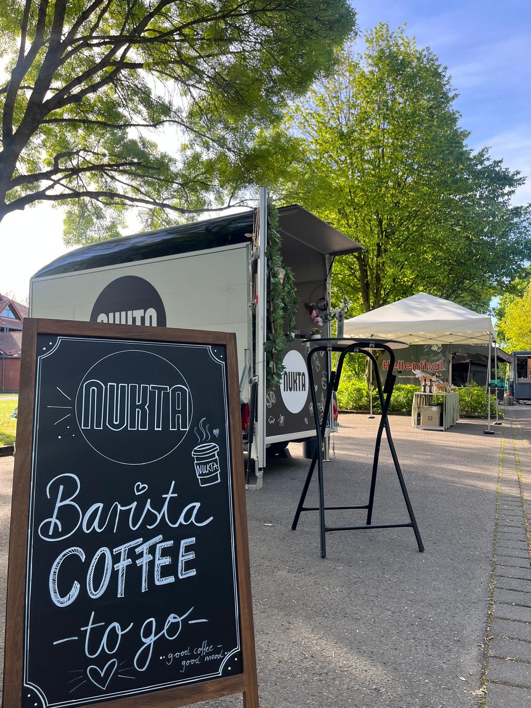 NUKTA Wagen auf einem Markt mit Barista Coffee Tafel
