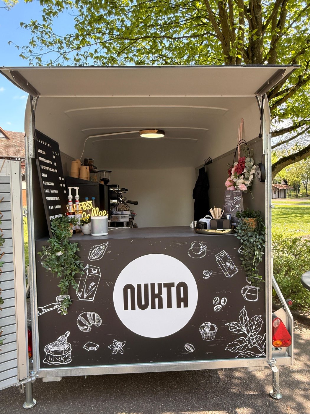 Innenansicht des NUKTA Kaffeewagens mit Siebträgermaschine