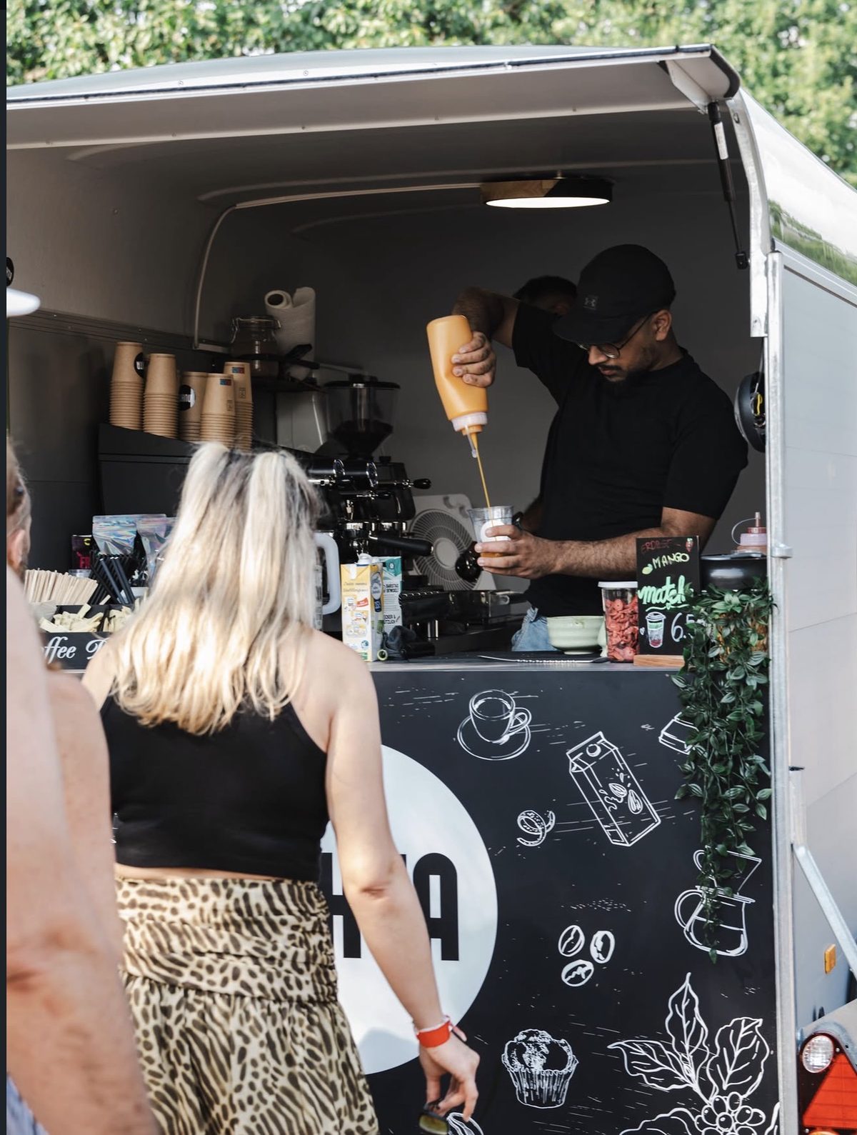 Barista am NUKTA Wagen beim Festival