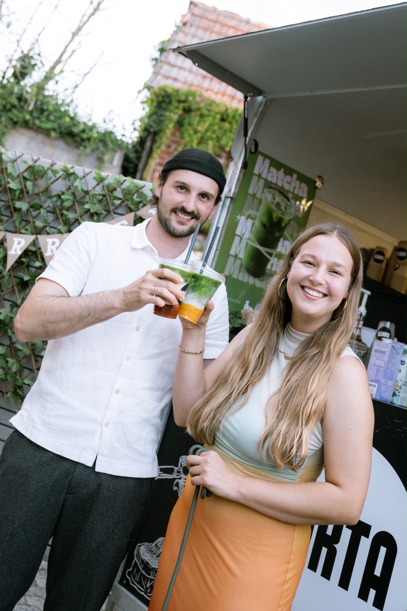 Gäste mit NUKTA Matcha auf einer Hochzeit
